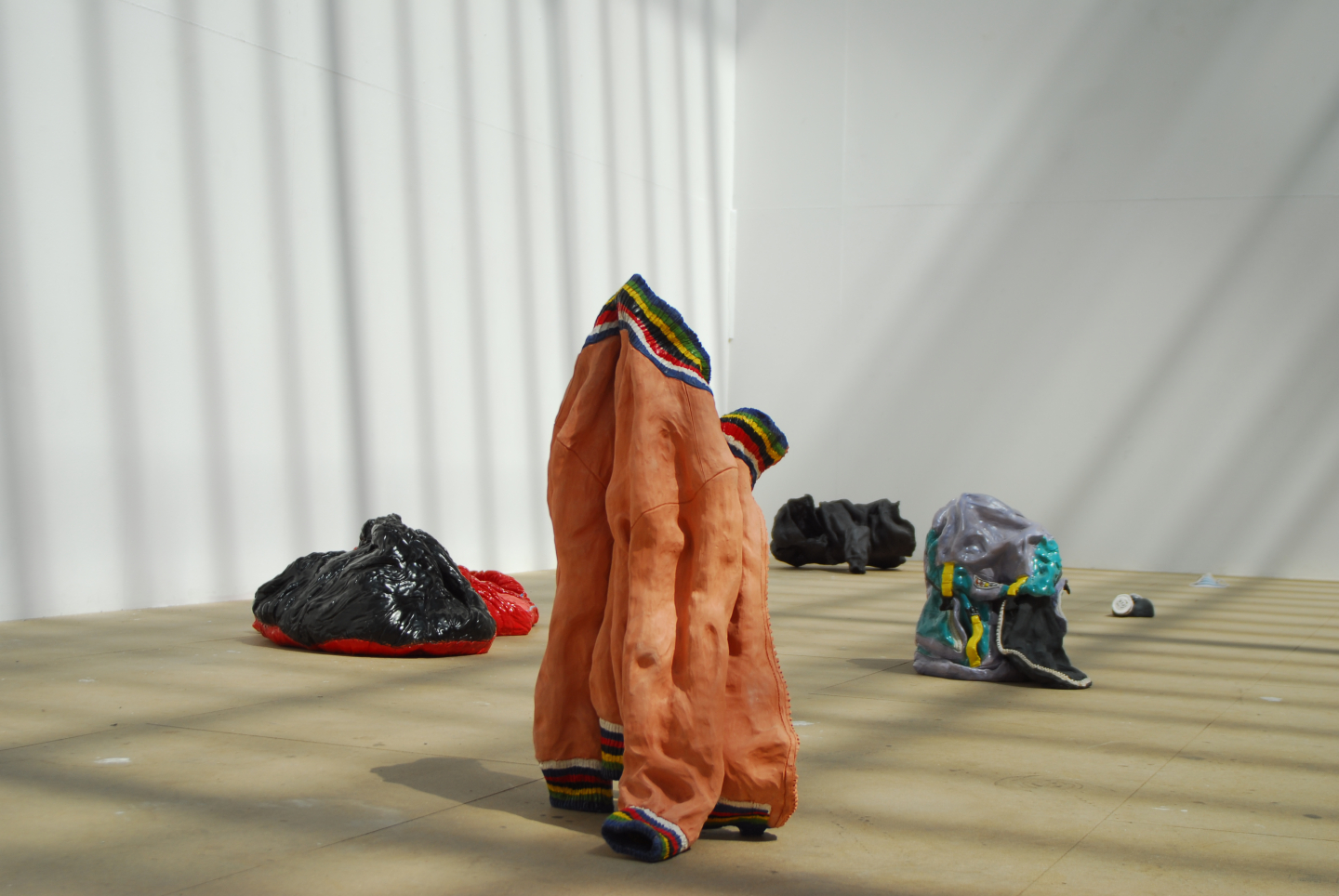 Ninon Hivert  Personnes  installation de céramiques émaillées  2021  crédit photographique Misha Zalvaniy_.JPG