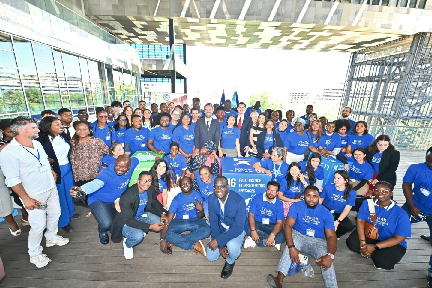 Photo de groupe terrasse.jpg