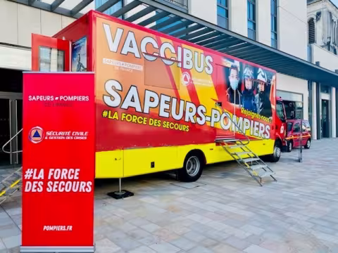 Un Vaccibus propose aux spectateurs du Tour de France de se faire vacciner contre la Covid-19,  vendredi 9 juillet 2021