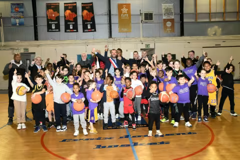 un minibus pour le basket Croix d'Argent et une salle d'armes rénovée pour le MUC escrime