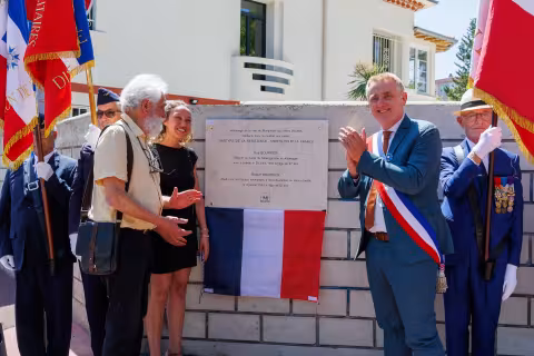 Dévoilement de la plaque en hommage à Guy et Robert Bourrier, martyrs de la résistance, morts pour la France