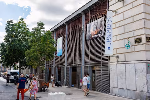 Les halles du centre-ville proposent une rétrospective photos des quatre festivals emblématiques du territoire qui fêtent leur anniversaire en 2025
