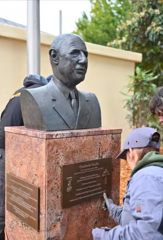 Retour du buste du Général Charles de Gaulle sur l'Esplanade