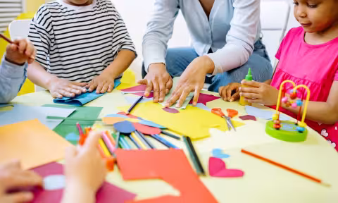 Le programme des animations durant les vacances scolaires dans les établissements culturels, sportifs et de loisirs se trouve dans la zone de téléchargement en bas à droite.