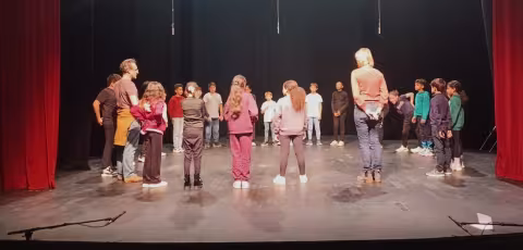 Enfants de l’école de Saint-Jean-de-Védas sur le projet « Territoire de mythologie » conduit par la Cie 7ème Point